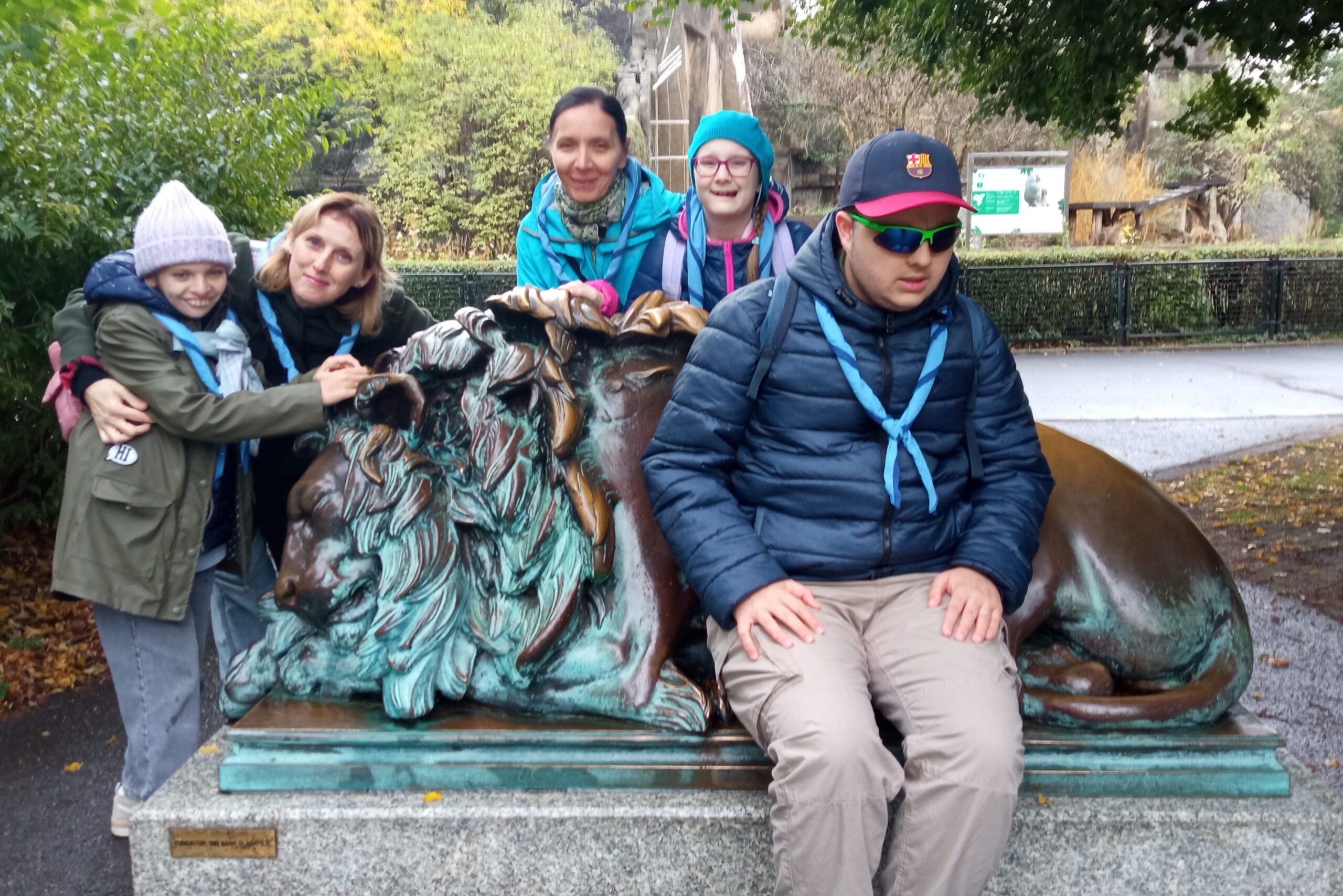 startówka NS 2025/26 jeden z patroli przy rzeźbie lwa