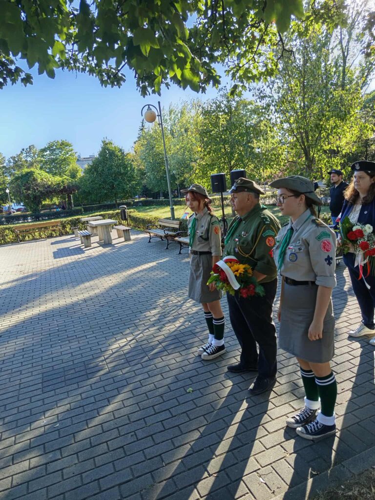 delegacja hufca składa wieńce