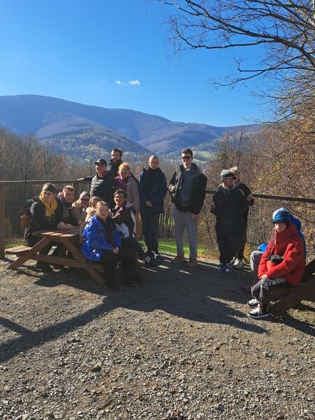 harcerze pozują na tle gór