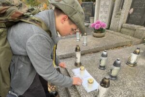 harcerz zapalający znicz