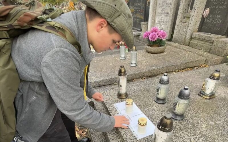 harcerz zapalający znicz