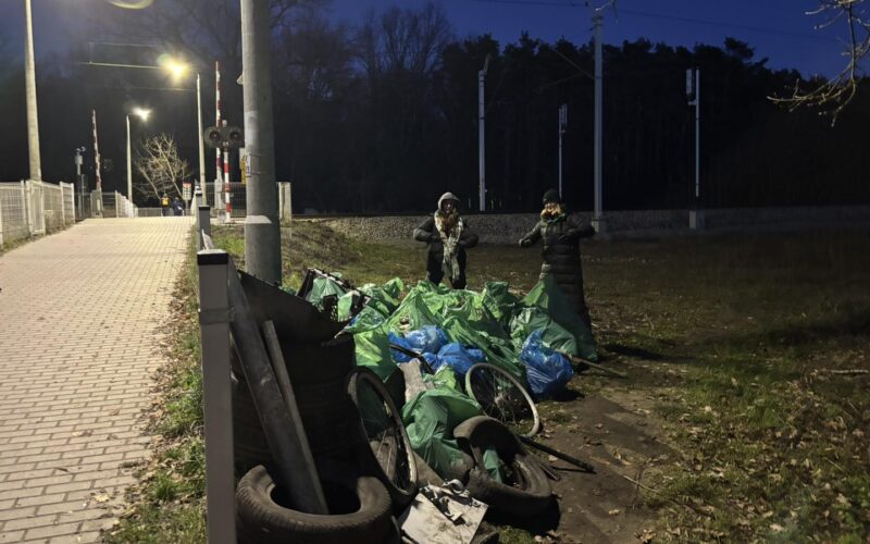 zebrane odpady przy przejściu kolejowym